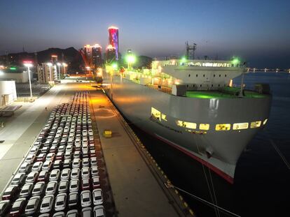 1.700 automóviles en el puerto de Lianyungang (China), antes de ser transportados a México, en mayo de 2023.