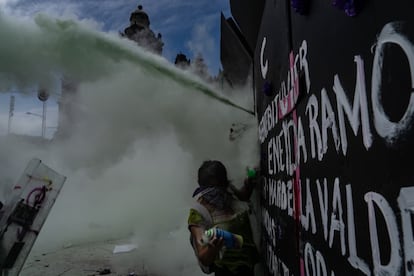 Fuerzas de seguridad se desplegaron en el techo del Palacio Nacional. Mientras, las manifestantes se enfrentaban con la policía en la puerta de la sede de Gobierno.