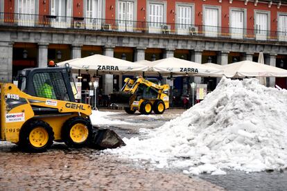 Dos máquinas excavadoras continúan con las tareas de limpieza, este miércoles en la Plaza Mayor.