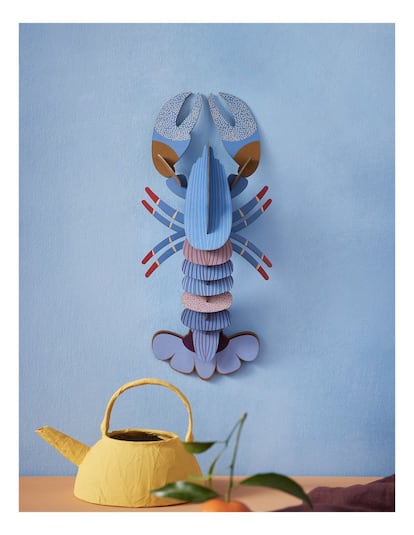 Del teléfono surrealista de Salvador Dalí al vestido que diseñó Elsa Schiaparelli en 1937 o la alfombra superventas con hilo natural de Lorena Canals. El crustáceo favorito del arte onírico se convierte en manos de Studio Roof en un regalo perfecto para mamás creativas que aprecien el color y las formas animadas. Lavender Lobster está compuesto por 17 piezas de cartón reciclado y tinta vegetal que se ensamblan con facilidad y puede colgarse en una pared o colocarse como adorno sobre un mueble. Precio: 15,95 euros en castroseis.com.