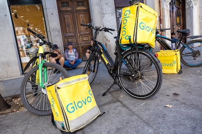 Riders de Glovo, este jueves en el centro de Madrid,