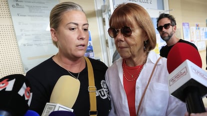 Gisele Pelicot, junto a su hija Caroline Darian, antes de entrar esta semana en la sala del Tribunal de Avión que juzga su caso.