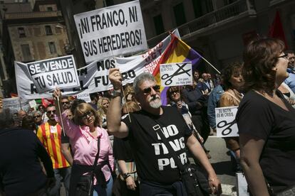 Miles de catalanes han salido hoy a la calle en Barcelona para exigir el fin de los recortes y un cambio en las políticas económicas.
