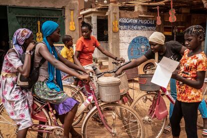 Varios de los alumnos de la AMEM se desplazan desde barrios lejanos a la escuela, algunos llegan a pie o en bicicleta, a menudo compartida por varias personas. Las ganas de asistir a clases les motiva a movilizarse. En Burkina Faso, la tasa de alfabetización de adolescentes de 15 años no alcanzaba el 30% en 2019, y esta cifra es menor en el caso de las chicas, según los datos del Instituto de Estadística de Burkina Faso. El secretariado técnico de la educación en situación de urgencia ha informado del cierre de más de 5.700 colegios públicos del país, debido a la inseguridad.