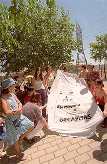 Protesta vecinal en Orcasitas contra una torre de alta tensión.