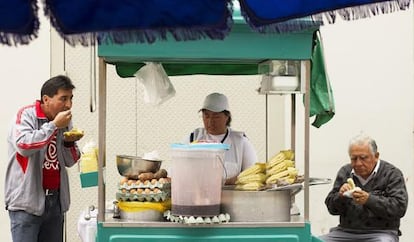 Clientes em barraca de comida no Mercado Central de Lima.