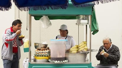 Clientes em barraca de comida no Mercado Central de Lima.