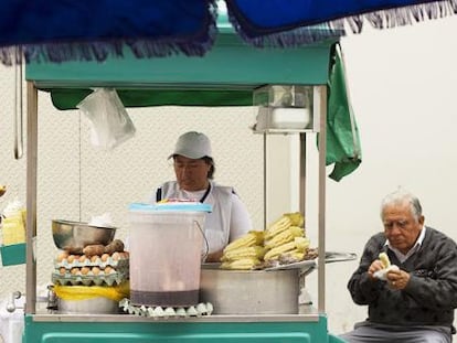 Clientes em barraca de comida no Mercado Central de Lima.