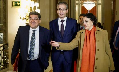 El presidente de la AIReF, José Luis Escrivá (i), acompañado por el gobernador del Banco de España, Pablo Hernández de Cos (c), y la ministra de Trabajol, Magdalena Valerio, antes de participar este martes en un desayuno informativo.