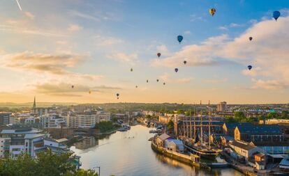 Vista aérea del puerto de Bristol, con el histórico barco 'SS Great Britain' atracado en un dique seco (abajo a la derecha), y que se puede visitar.