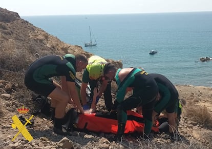 Agentes de la Guardia Civil ayudan a uno de los migrantes rescatados de una de las pateras en Almería este lunes.