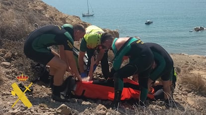 Agentes de la Guardia Civil ayudan a uno de los migrantes rescatados de una de las pateras en Almería este lunes.