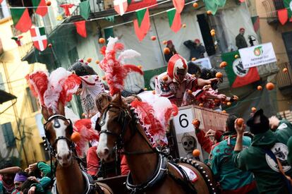 Os participantes do Carnaval de Ivrea, próximo de Turim (Itália), durante a tradicional "Batalha das Laranjas", em 11 de fevereiro de 2018. Estabelecido em 1808, o Carnaval de Ivrea é um dos festivais mais antigos e mais particulares do mundo. A Batalha das Laranjas rememora a guerra civil que estourou entre o povo de Ivrea e as tropas reais napoleônicas.