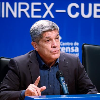 Carlos Fernández de Cossío, habla durante una rueda de prensa, en La Habana, este viernes.