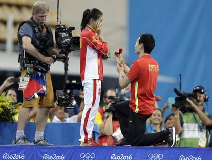 He Zi, recibe la propuesta de matrimonio de su novio Qin Ki, durante la ceremonia de entrega de medallas en la prueba de salto de trampolín de 3 metros.