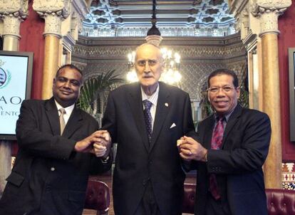 Iñaki Azkuna, en el centro, junto a los representantes de Malasia.