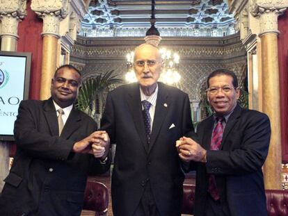 Iñaki Azkuna, en el centro, junto a los representantes de Malasia.