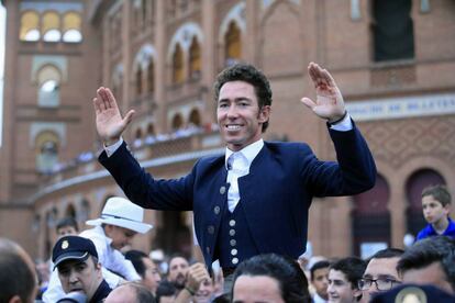 El rejoneador Leonardo Hernández sale por la puerta grande en la décimo sexta corrida de rejones de la Feria de San Isidro.