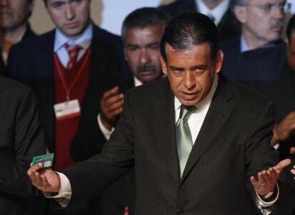 Humberto Moreira anuncia su dimisión como presidente del PRI en un acto en México.