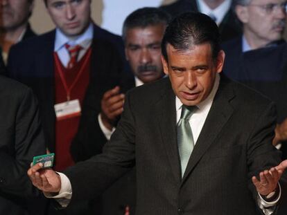 Humberto Moreira anuncia su dimisión como presidente del PRI en un acto en México.