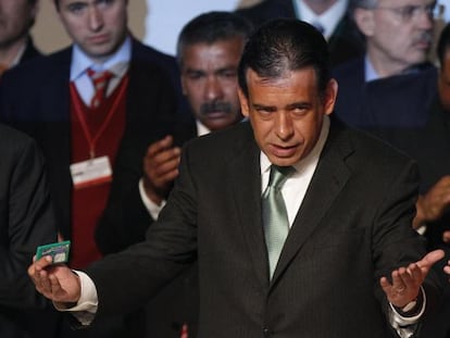 Humberto Moreira anuncia su dimisión como presidente del PRI en un acto en México.