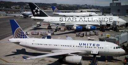SAN FRANCISCO, CA - JULY 26: United Airlines planes are parked at the terminal at San Francisco International Airport on July 26, 2012 in San Francisco, California. United Continental Holdings reported a 37 percent second quarter loss with earnings of $339 million or 89 cents a share compared to $538 million or $1.39 a share one year ago. Justin Sullivan/Getty Images/AFP
== FOR NEWSPAPERS, INTERNET, TELCOS & TELEVISION USE ONLY ==