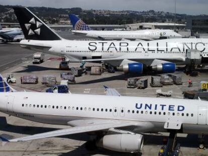 SAN FRANCISCO, CA - JULY 26: United Airlines planes are parked at the terminal at San Francisco International Airport on July 26, 2012 in San Francisco, California. United Continental Holdings reported a 37 percent second quarter loss with earnings of $339 million or 89 cents a share compared to $538 million or $1.39 a share one year ago.   Justin Sullivan/Getty Images/AFP
 == FOR NEWSPAPERS, INTERNET, TELCOS &amp; TELEVISION USE ONLY ==