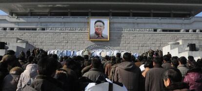 Norcoreanos, el sábado en la capilla ardiente de Kim Jong-il.