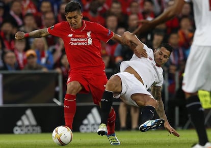 El centrocampista del Sevilla Víctor Machín "Vitolo" y el centrocampista brasileño del Liverpool Roberto Firmino Barbosa luchan por el balón durante la final de la Liga Europa.