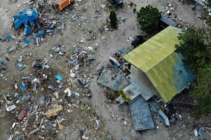 Vista aérea de los supervivientes entre los escombros de un área devastada en Palu.