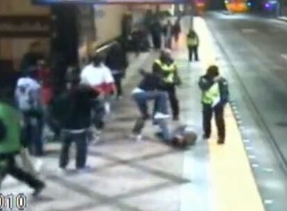 Una joven da una paliza a otra frenta a guardias de seguridad que no hacen nada para detenerla