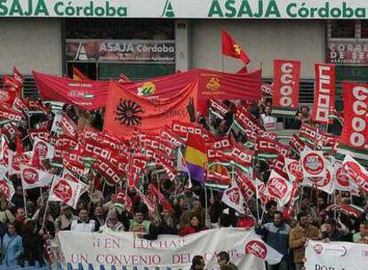 Centenares de trabajadores agrícolas se concentraron frente a la sede de Asaja en el arranque de la huelga indefinida.