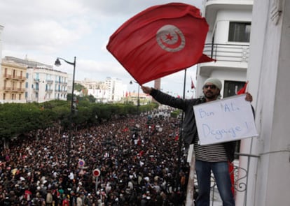 Lucas Mebrouk <a href="http://www.elpais.com/articulo/internacional/Muere/fotografo/frances/herido/policia/Tunez/elpepuint/20110117elpepuint_14/Tes" target="_blank">Dolega ha fallecido</a>  hoy por las heridas causadas el pasado 14 de enero por el impacto de una granada lacrimógena. Estas son sus últimas fotos, trasmitidas por un compañero el día después. En la imagen, un hombre agita una bandera tunecina durante las protestas contra el presidente Ben Ali, el viernes 14 de enero de 2011.