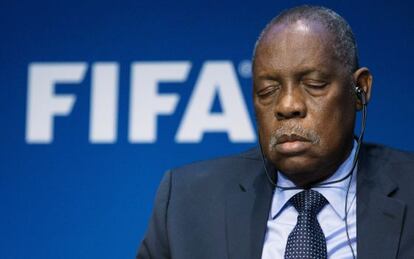 Issa Hayatou, presidente interino de la FIFA, durante la presentación de las reformas.