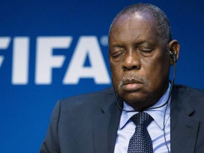 Issa Hayatou, presidente interino da FIFA, durante a apresentação das reformas.