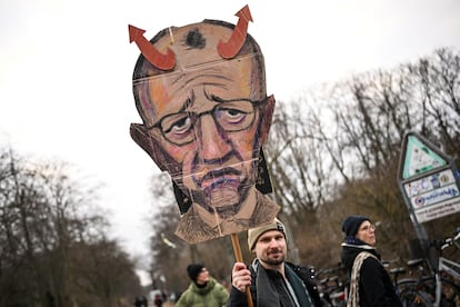 Un manifestante sujeta una pancarta contra el líder de AfD,  Friedrich Merz , este domingo en Berlín. 