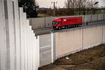 El muro, de un kilómetro de largo y cuatro metros de altura, se construyó cuando apenas había migrantes en la zona. Así que el motivo de levantar esa empalizada de cemento y hierro es, sobre todo, para que no vuelvan. La vergüenza de Calais, un infierno en el paraíso de la tierra de asilo, era demasiado visible. De un plumazo, en octubre, la policía desalojó a los 5.300 hombres, mujeres y niños que se hacinaban entre escombros, maleza y basura a la espera de una oportunidad para pasar al Reino Unido. Por supuesto, jugándose la vida. En el interior de camiones o cruzando a pie por las vías del túnel de la Mancha. El método más habitual consistía en forzar la parada de camiones que se acercaban al mayor puerto de Francia para embarcar hacia Dover. Jóvenes que huían del hambre y las guerras acabaron a veces aplastados bajo las ruedas de camiones. Para evitarlo, a los kilómetros de vallas metálicas que rodean el puerto se unió el muro. Comenzó a hacerse en septiembre y la obra concluyó en diciembre. Para tranquilidad de los malhumorados calesianos, la factura, de 2,7 millones, la pagó Londres. Porque Calais era una frontera adelantada de Reino Unido en suelo francés. Pese a los férreos controles, algunos migrantes aún llegan a la zona. Vienen de Sudán y Afganistán. La policía no les deja ni a sol y a sombra. Les acompañan incluso a ducharse a un centro de acogida para asegurarse de que se irán. Entre tanta hipocresía, los camioneros “disfrutarán” de la mejor: el muro será pintado de ramas y flores por el interior. Un mundo feliz./ CARLOS YÁRNOZ (París)