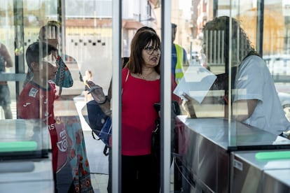 Una viajera pasa por los tornos de la estación de Paiporta.