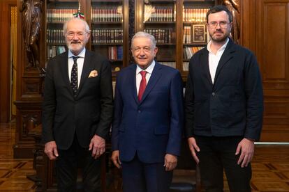 El presidente López Obrador con John y Gabriel Shipton, padre y hermano de Julian Assange, en Palacio Nacional, este jueves.