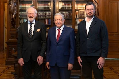 El presidente López Obrador con John y Gabriel Shipton, padre y hermano de Julian Assange, en Palacio Nacional, este jueves.