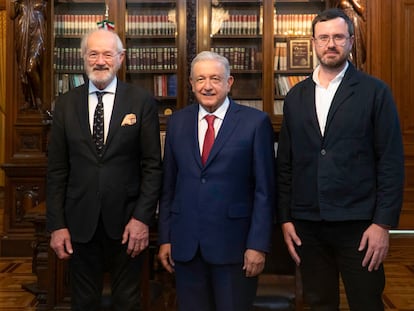 El presidente López Obrador con John y Gabriel Shipton, padre y hermano de Julian Assange, en Palacio Nacional, este jueves.