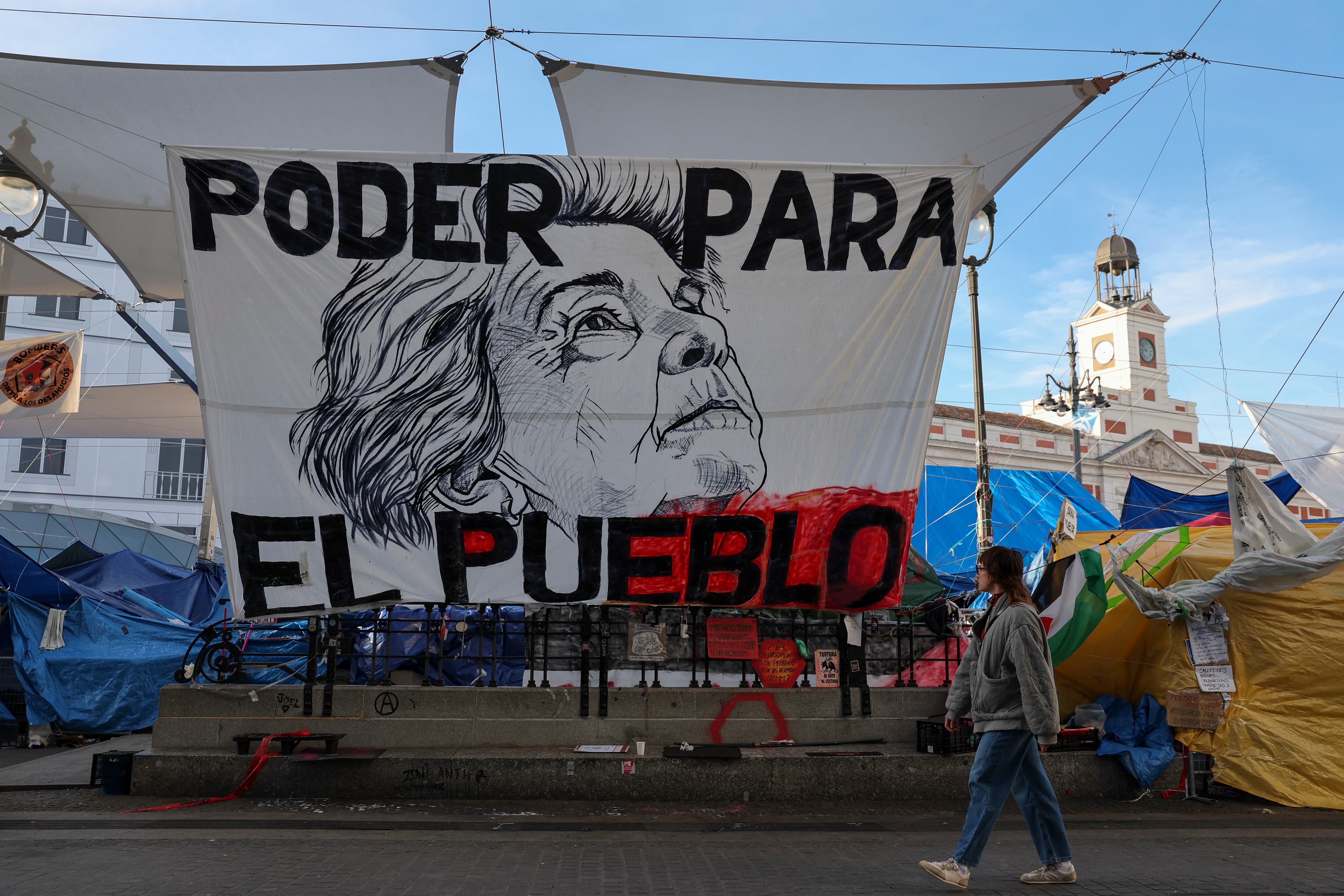 Cartel en honor a Maricarmen Abascal en la acampada de la Puerta del Sol, en Madrid.