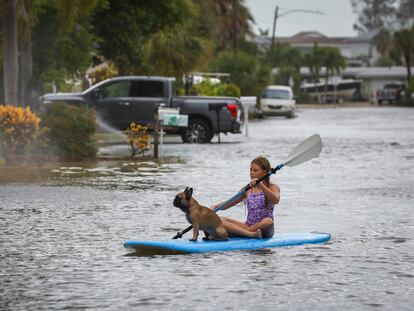 Lily Gumos, de 11 años, navega en kayak con su bulldog francés en St. Pete Beach, Florida, después del paso del huracán Idalia.