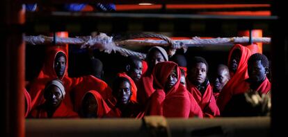 Migrantes en un barco de rescate al llegar al puerto de Mlaga (Espa?a).