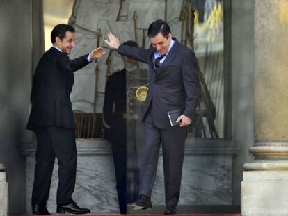 Nicolas Sarkozy (izquierda) y Fran&ccedil;ois Fillon a la salida del palacio del El&iacute;seo, en 2010.