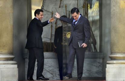 Nicolas Sarkozy (izquierda) y Fran&ccedil;ois Fillon a la salida del palacio del El&iacute;seo, en 2010.