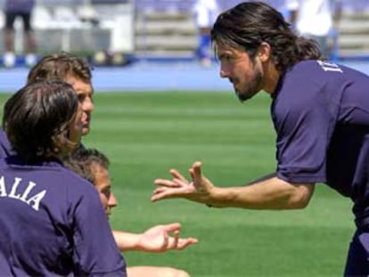 Gattuso trata de averiguar con Perrotta, Del Piero y Vieri a qué juega <b>la</b><i> squadra azzurra.</i>