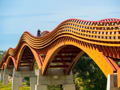Puente de madera sobre el río Guadalhorce a su paso por Málaga.