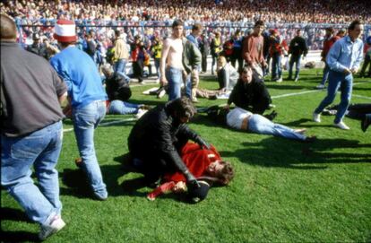 Los seguidores del Liverpool, sobre el césped de Hillsborough, el 15 de abril de 1989