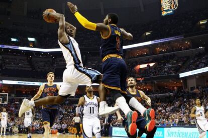 Irving tapona un tiro de Tony Allen.